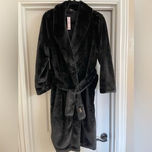 New with tags Victoria’s Secret short cozy robe in black